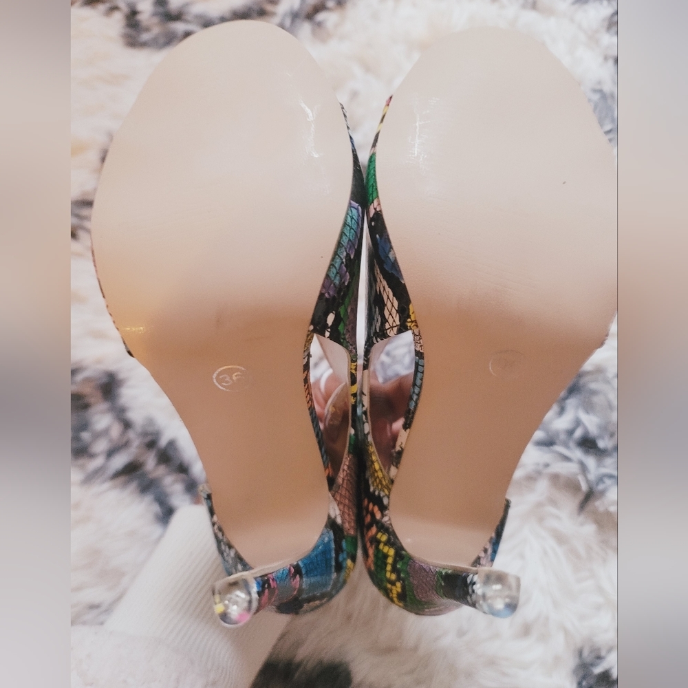 Size 6 Fashion Nova heels 👠 😍.